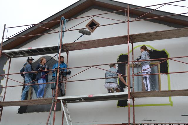 Meistermaler Andreas Lengauer wurde mit seinem Team in Gresten bei der Arbeit gefilmt. | Foto: Roland Mayr