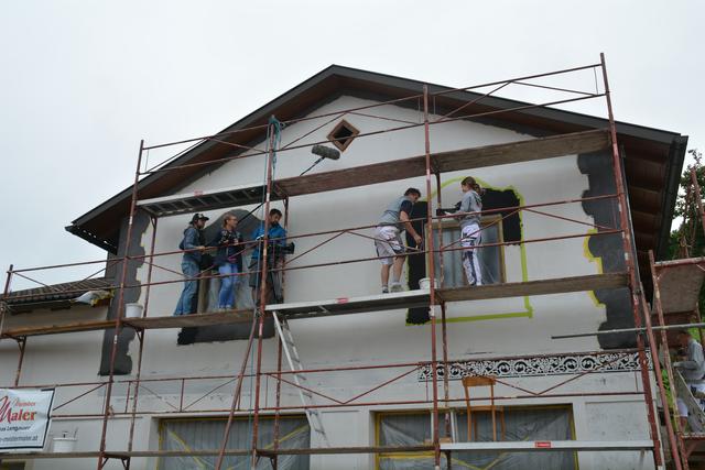 Meistermaler Andreas Lengauer wurde mit seinem Team in Gresten bei der Arbeit gefilmt. | Foto: Roland Mayr
