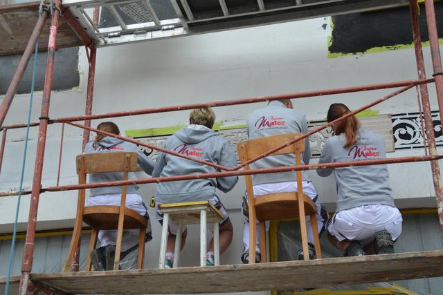 Meistermaler Andreas Lengauer wurde mit seinem Team in Gresten bei der Arbeit gefilmt. | Foto: Roland Mayr
