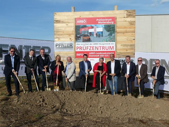Mit dem Spatenstich können die Arbeiten für das neue ARBÖ-Prüfzentrum in Mattersburg starten. | Foto: ARBÖ-Burgenland