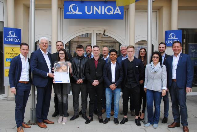Landesdirektor Karl Jungwirth (2. v. li.) hat seinen bisherigen Berufsweg erfolgreich bei UNIQA bestritten.  | Foto: Uniqua