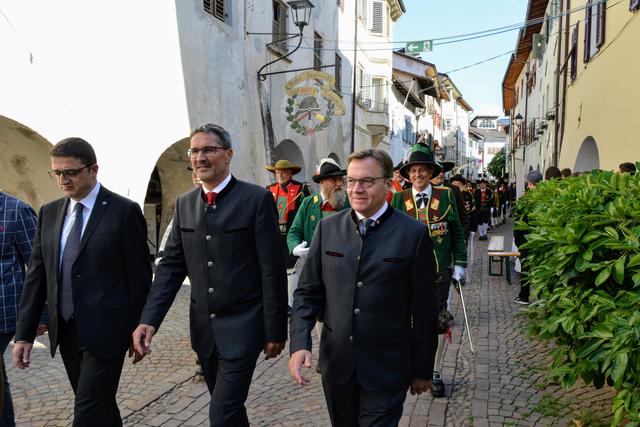 Die Landeshauptleute v.li. Maurizio Fugatti, Arno Kompatscher und Günther Platter beim Spaziergang durch Neumarkt - dem ältesten urkundlich bezeugten Markt im deutschsprachigen Tirol. | Foto: Landespressedienst Südtirol/Daldos