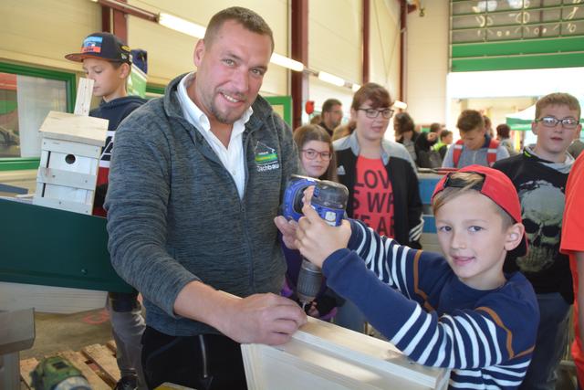 Roland Höbartner weihte Felix Brunnbauer im Lagerhaus in die Geheimnisse der Zimmerei ein und bastelte mit ihm ein Vogelhaus. | Foto: Roland Mayr