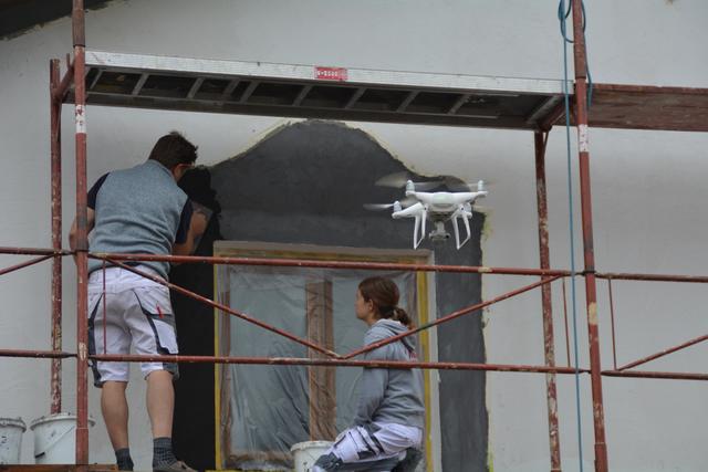 Meistermaler Andreas Lengauer wurde mit seinem Team in Gresten bei der Arbeit gefilmt. | Foto: Roland Mayr
