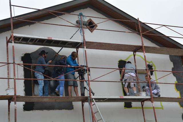 Meistermaler Andreas Lengauer wurde mit seinem Team in Gresten bei der Arbeit gefilmt. | Foto: Roland Mayr