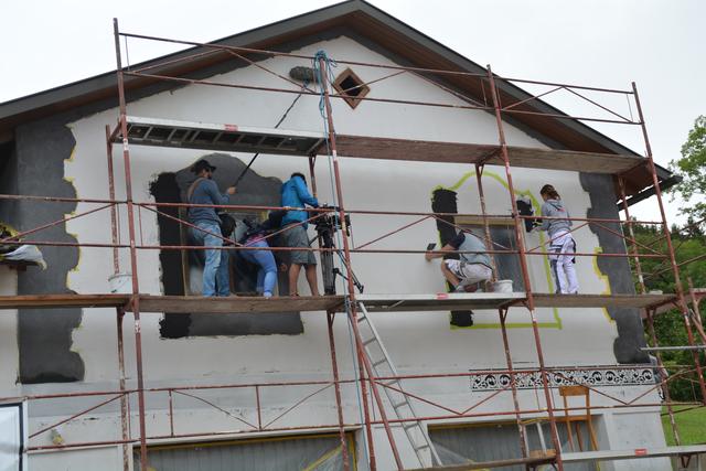 Meistermaler Andreas Lengauer wurde mit seinem Team in Gresten bei der Arbeit gefilmt. | Foto: Roland Mayr