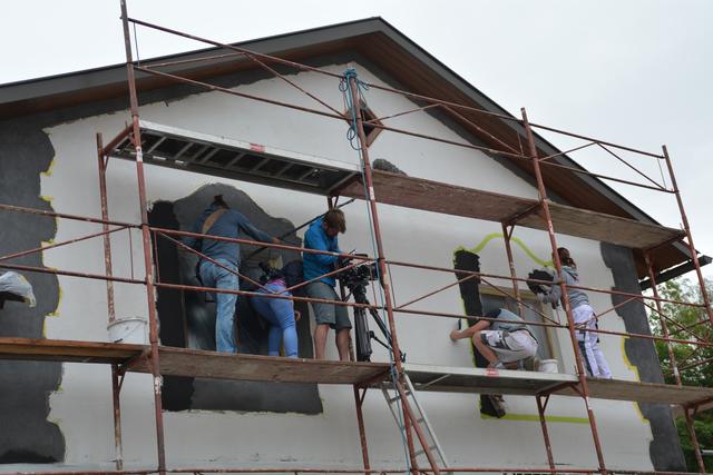 Meistermaler Andreas Lengauer wurde mit seinem Team in Gresten bei der Arbeit gefilmt. | Foto: Roland Mayr