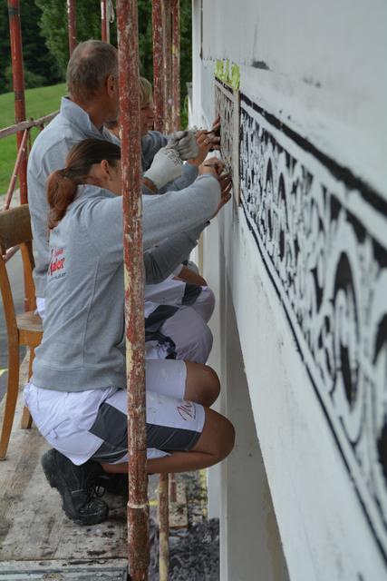 Meistermaler Andreas Lengauer wurde mit seinem Team in Gresten bei der Arbeit gefilmt. | Foto: Roland Mayr
