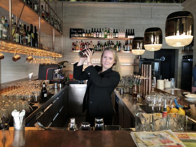 Die 20-jährige Hanna Hilbertz steht auch gerne hinter der Bar.