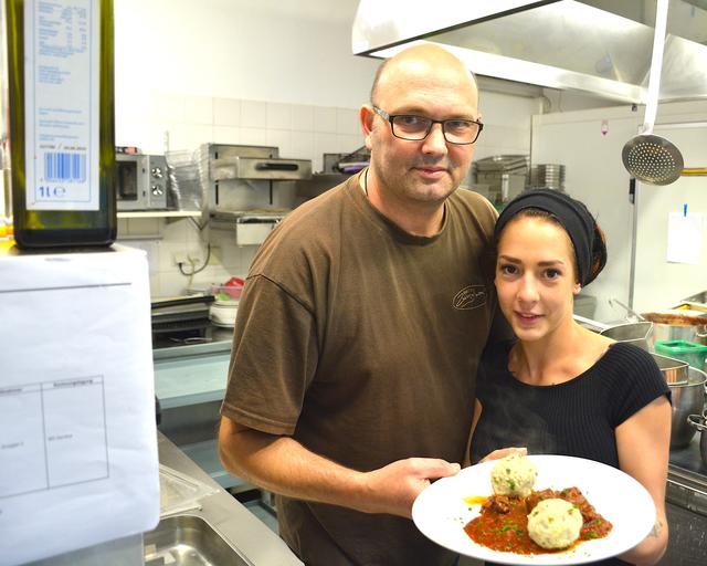 Christian "Zwiesi" Zwieselbauer bildete die Kellnerin Daniela Huber selbt aus. Nun kellnert sie in der Gaststube.  | Foto: Frings
