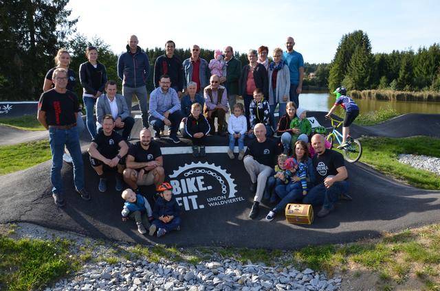 Bei der Spendenübergabe an Familie Goigitzer in der Bike-Area Reingers waren zahlreiche Mitglieder und Sponsoren anwesend.