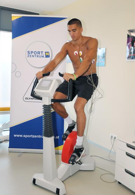 Neuzugang Philip Jalalpoor beim Medizin-Check.