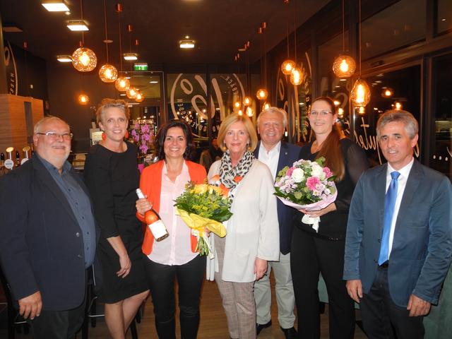 Bezirksgruppenobmann Josef Breiter, Vera Sares, Monika Eisenhuber, KommR Waltraud Rigler, Bgm. Herbert Osterbauer, Madeleine Klose und Organisationsreferent Mag. Johann Ungersböck (v.l.).  | Foto: WB Neunkirchen