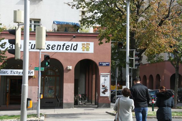 Je mehr Menschen über die Straße wollen, umso länger bekommen sie Grünlicht.