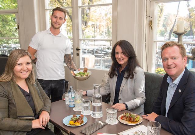 Business Lunch: Martina Maros-Goller (WOCHE, l.), Angelika Ledineg und Harald del Negro (r.) mit Pascal Eferl vom Café Promenade.