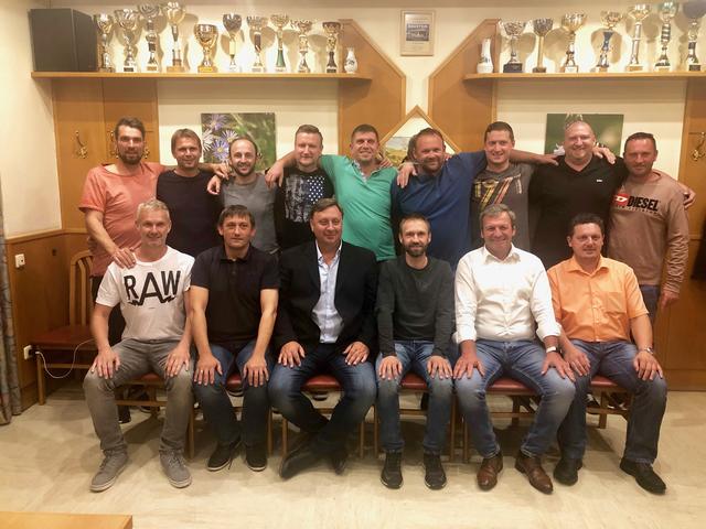 Das 1999er-Erfolgsteam: Roland Gerdenitsch, Ernst Fürsatz, Peter Pusitz, Roman Rauhofer, Hans Gruber, Marko Stifter, Michael Fasching, Alexander Gerdenitsch, Markus Gerdenitsch
vordere Reihe sitzend von links nach rechts: Bertl Radowan, Hannes Knoll, Peter Farkas, Jürgen Kutrovatz, Christian Janitsch (Trainer), Patrick Müllner
