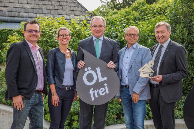 Landeshauptfrau-Stellvertreter Stephan Pernkopf und Herbert Greisberger, Geschäftsführer der Energie- und Umweltagentur NÖ, gratulierten Geschäftsführender Gemeinderat Peter Hießberger, Bürgermeisterin Karin Gorenzel und KEM-Manager Alexander Simader. | Foto: Salzer