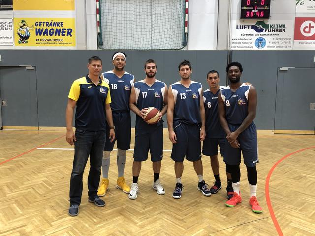 Neu im Team: Marko Kolaric, Jakob Wonisch, Florian Trmal, Philip Jalapoor, Kelvin Lewis mit Trainer Andreas Worenz (li.)