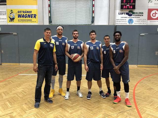 Neu im Team: Marko Kolaric, Jakob Wonisch, Florian Trmal, Philip Jalapoor, Kelvin Lewis mit Trainer Andreas Worenz (li.) | Foto: SKN Basketball