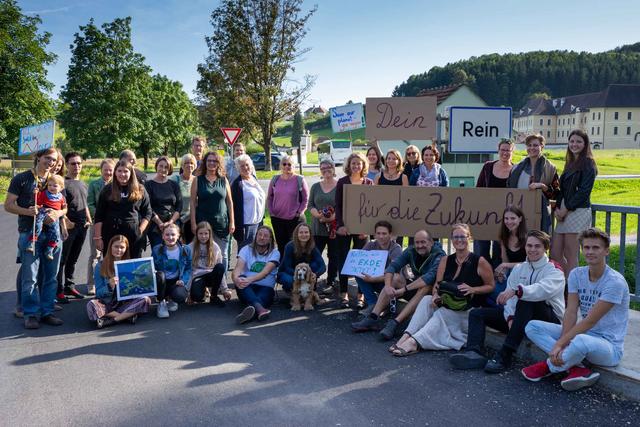 "Ich will ein sauberes Meer" und "Retten wir die Erde, jetzt" ist auf den Plakaten im Ortsteil Rein zu lesen.  | Foto: K