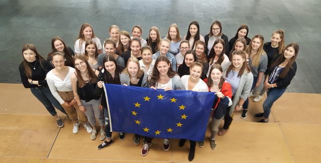 32 Schülerinnen der HBLW Saalfelden haben im Sommer im Ausland wichtige Berufserfahrungen gesammelt   Foto: Birgit Tatzreiter