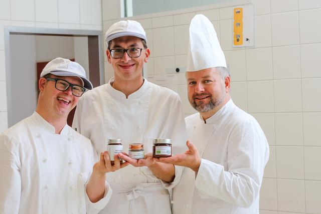 Küchenchef Walter Laiminger und Mitarbeiter sind auf die neuen Produkte stolz.