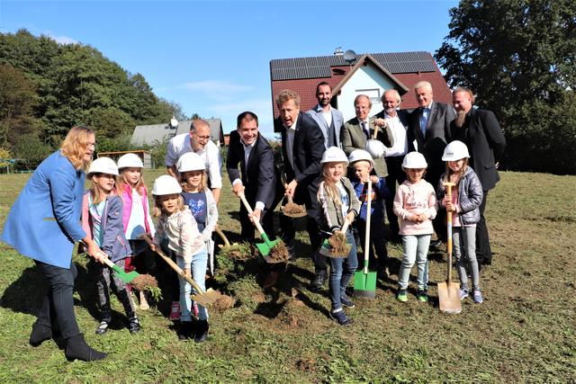 Michael Schickhofer und Hubert Holzapfel (Bildmitte) mit Kommunalpolitikern, Professionisten,  Brigitte Stampfer und Kindern beim Spatenstich in Haselsdorf-Tobelbad. | Foto: Edith Ertl