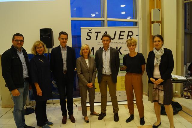 Nachrichten von vorgestern: Postkartenschau am B(R)G Leibnitz zeigt die zweisprachige Štajer-Mark. Eröffnung durch Gerald Hofer, Julia Danner, Josef Wieser, Helga Sams, Christian Sametz, Eva Tropper, Susanne Weitlaner.