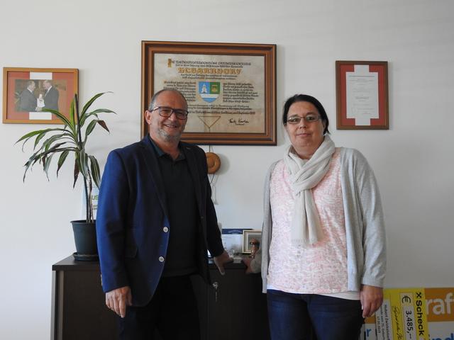 Amtsleiter und Geschäftsführender Gemeinderat Leopold Zwickelstorfer mit "Lehrling" Maria Schäfer. | Foto: © bme