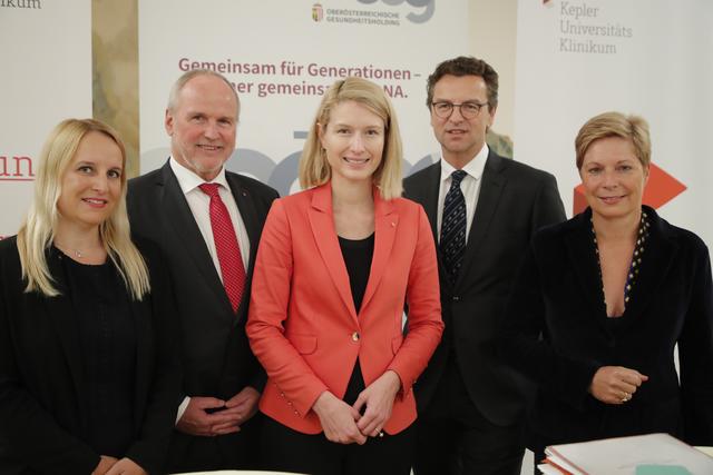v. l. n. r.: Pflegedirektorin Simone Pollhammer, Geschäftsführer Heinz Brock, Landeshauptmann-Stellvertreterin und Gesundheitslandesrätin Christine Haberlander, Geschäftsführer Franz Harnoncourt und Geschäftsführerin Elgin Drda. | Foto: Kepler Universitätsklinikum