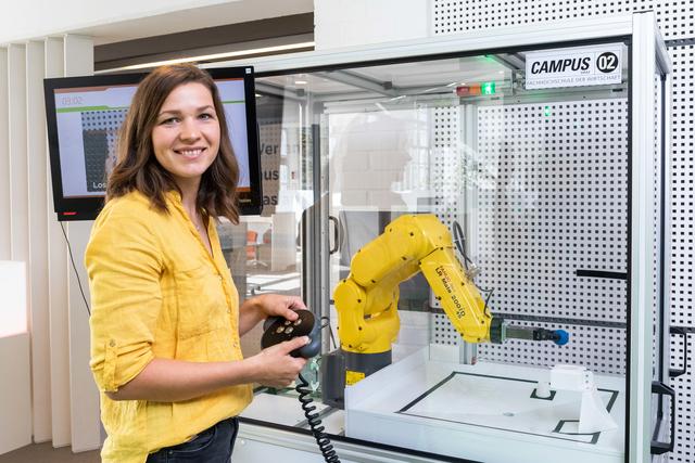 Robotik: Bettina Ganglberger führt die Roboter-Station vor.