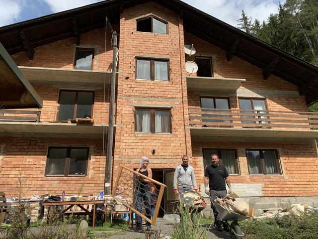 Ehrenamtliche Helfer vor dem neuen Zuhause für die Hunde im Scheibsgraben in St. Barbara-Wartberg. Es gibt noch viel zu tun – Helfer werden gesucht.
