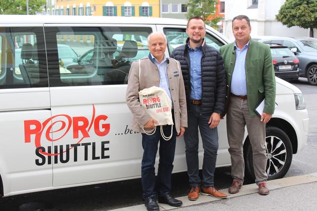 Projektleiter Anton Wahlmüller, Fahrer Josef Kragl junior (Firma Kragl Transporte), Bürgermeister LAbg. Anton Froschauer vor dem Perg Shuttle