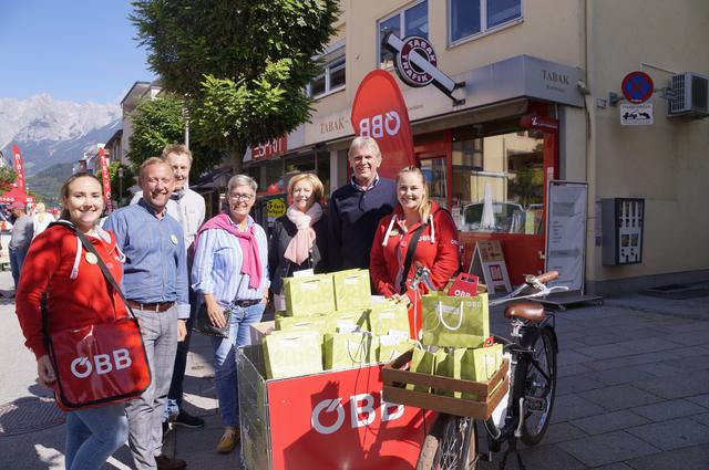 Die beiden Damen verteilten fleißig Goodies für die ÖBB, da schauten auch gerne Bgm. Hansjörg Obinger, SR Uschi Pfisterer, SR Elisabeth Schindl und Vize-Bgm. Werner Schnell vorbei. | Foto: Marchgraber