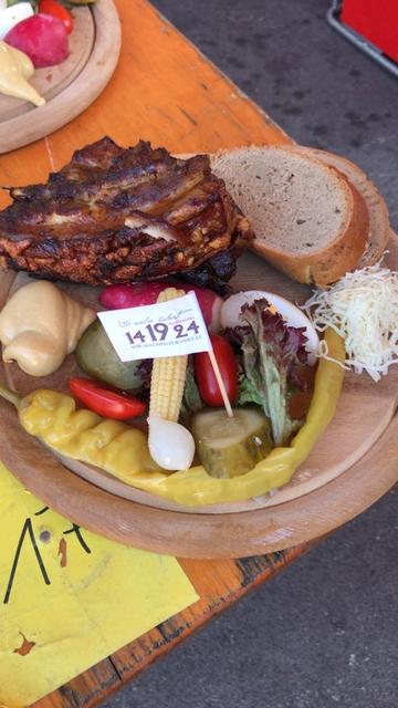 Mahlzeit mit Krustenbratl und saurem Gemüse.