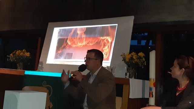 Dominik Zeidler von "Die Helfer Wiens" machte bei der Premiere der Veranstaltungsreihe "Glaubenskirche im Gespräch mit..." die Gefahren des Feuers mehr als nur deutlich.