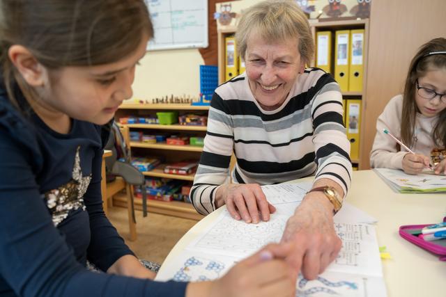 Mit großer Freude helfen die Ehrenamtlichen des Vereins "FREI.Spiel" Volksschulkindern beim Lernen.  | Foto: Foto: Rinnerthaler/FREI.Spiel