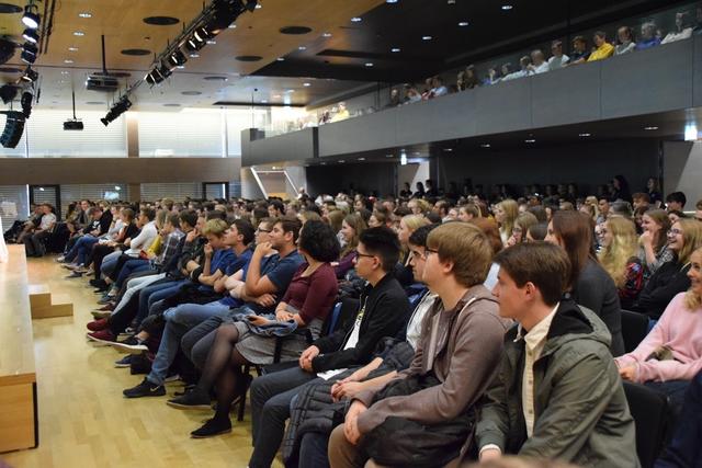 Bei der Podiumsdiskussion der Landesschülervertretung OÖ informierten sich mehr als 500 Schüler über die aktuellen Themen der Nationalratswahl 2019. | Foto: LSV OÖ