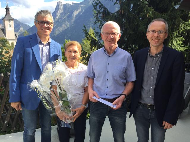 Ingeborg und Helmut Schinagl mit Bürgermeister Markus Siller und Gemeindevorstand Johann Schilcher.