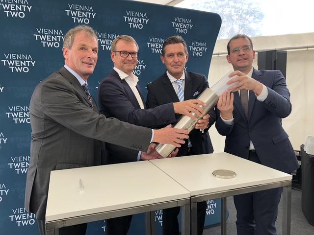 Der Grundstein für Vienna Twentytwo gut verpackt und unterschrieben.  | Foto: Sellner