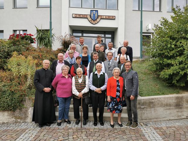 Die Pöllauberger Jubilare mit den prominenten Gratulanten, an der Spitze Bgm. Gerald Klein und Pfarrer Roger Ibounigg. | Foto: Gemeinde Pöllauberg