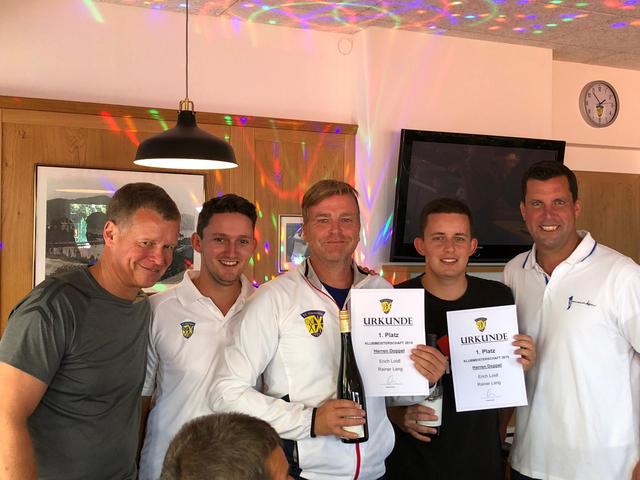 von links: Vizepräsident Alexander Ortner, Turnierleiter Richard Loidl, Herren-Doppel-Clubmeister Rainer Lang und Erich Loidl, Bürgermeister der Stadt Gmunden und Vizepräsident Stefan Krapf)