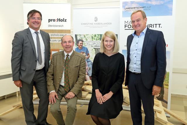 v. l.: Obmann-Stellvertreter proHolz OÖ Johannes Hanger, Agrar-Landesrat Max Hiegelsberger, Landeshauptmann-Stellvertreterin Christine Haberlander und Wolfgang Schirz, Bürgermeister von St. Martin im Mühlkreis.
