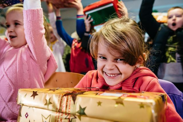 Ein Mädchen in Litauen freut sich wie die anderen Kinder über ein Schuhkartongeschenk.  | Foto: Eli