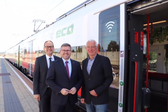 Michael Elsner (ÖBB), Landesrat Ludwig Schleritzko und Pöchalrns Bürgermeister Franz Heisler bei der Testfahrt. | Foto: Stadtgemeinde Pöchlarn