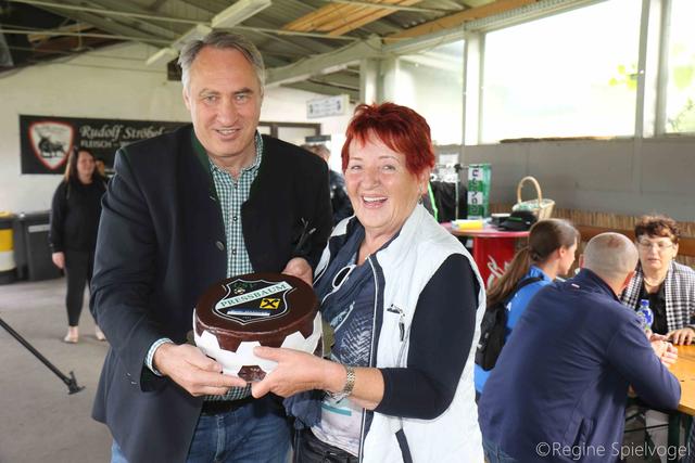 Bürgermeister Josef Schmidl-Haberleitner mit Anneliese Hügel, die sich über den Gewinn einer USV Pressbaum Torte freute.