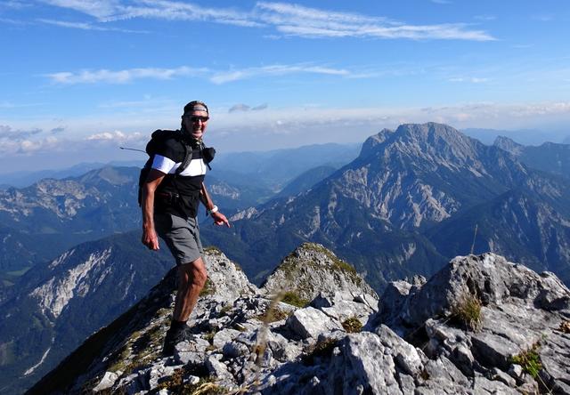 Ein Bergpanorama vom Feinsten, hier auf dem Gipfel des Sparafeldes