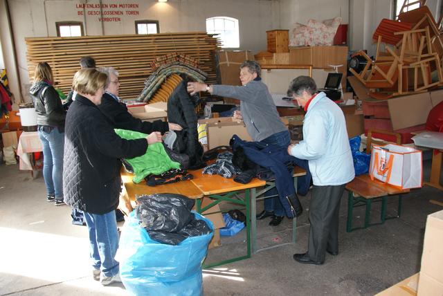 Die Kleidungsspenden wurden von den fleißigen ehrenamtlichen Helferinnen sortiert und verpackt. | Foto: Othmar Kolp