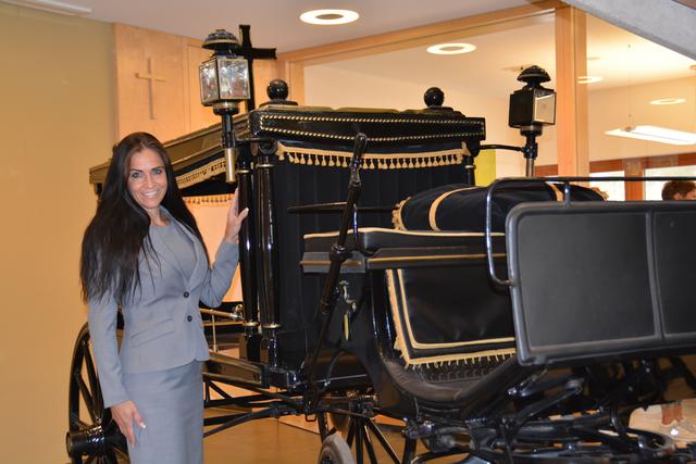 Petra Kustrin bei einer traditionellen Kutsche. Sie ist nach wie vor bei Begräbnissen in Amstetten im Einsatz.