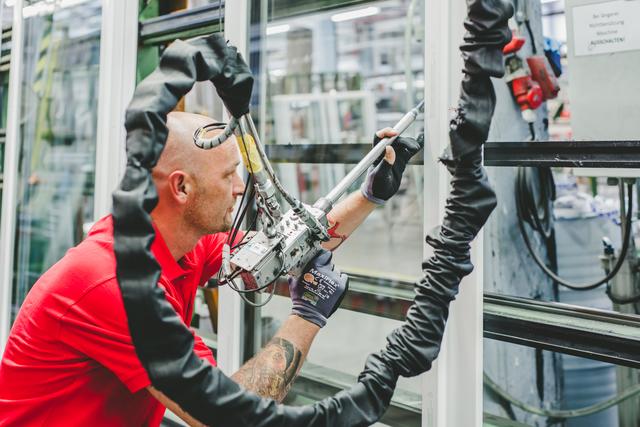 Innovation ist eine wichtige Leitstrategie bei Internorm. Diese erfolgreich zu entwickeln und auch umzusetzen gelingt nur mit den richtigen Mitarbeitern. Darum investiert Internorm gezielt in seine MitarbeiterInnen und eine langfristige Employer Branding Strategie.